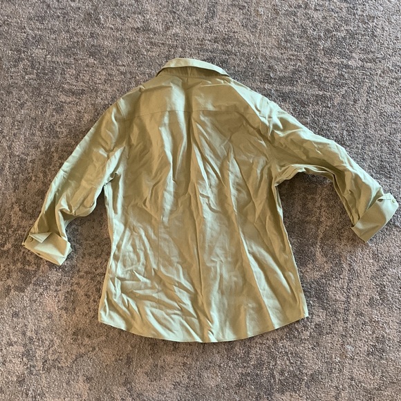 Green button up blouse - Picture 4 of 4